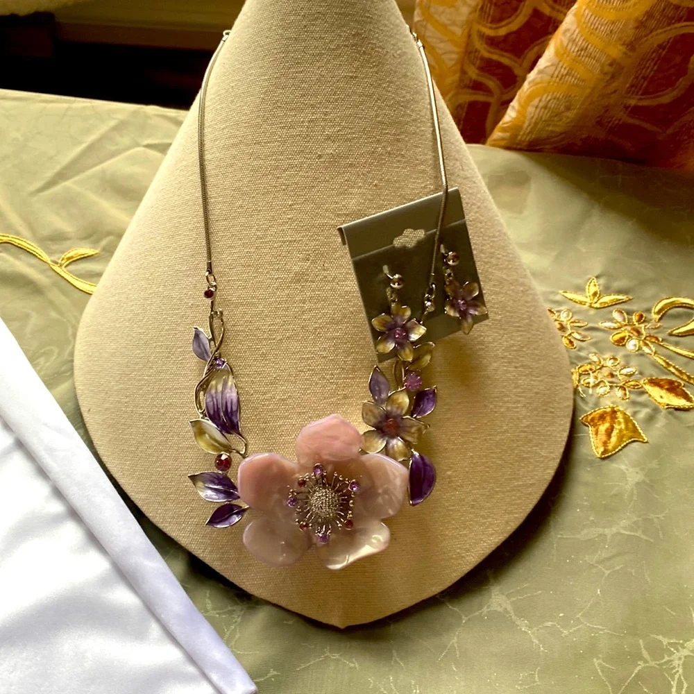 Allé Fine Jewelry Floral Inspired Necklace With Matching Earrings - Picture 4 of 10